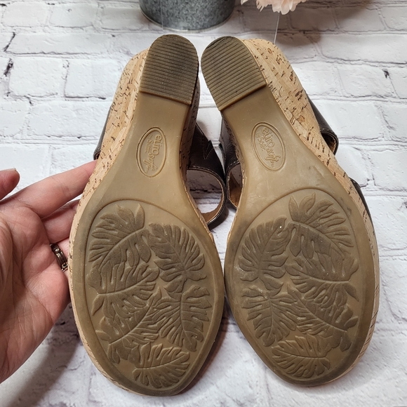 Eurosoft by Sofft Wedge Sandal with Cork Heel and Metallic Upper Size 7 - Picture 12 of 15